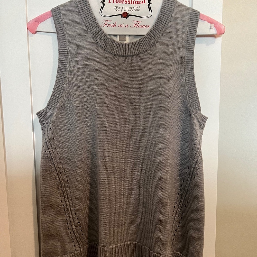 Athleta Grey and White Blouse